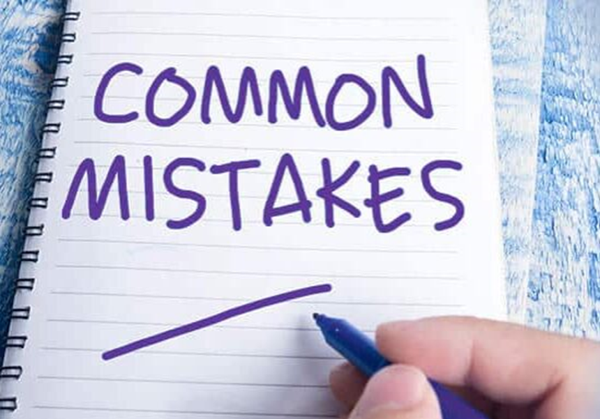 Image showing a notepad saying "Common Mistakes". This represents common pitfalls that pet owners can do that may aggravate the dog barking condition.